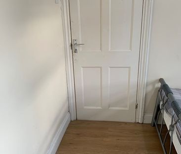 Room in a Shared House, Jephson Road, E7 - Photo 4