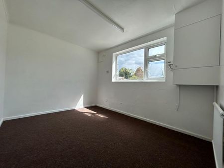 4 bedroom semi-detached house to rent - Photo 5