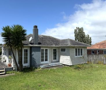 Family-Friendly 3-Bedroom Home with Large Yard - Photo 3