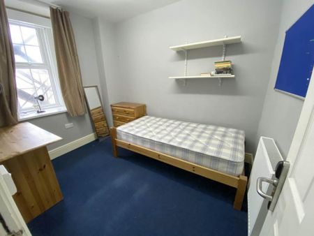 3 bedroom flat to rent - Photo 4