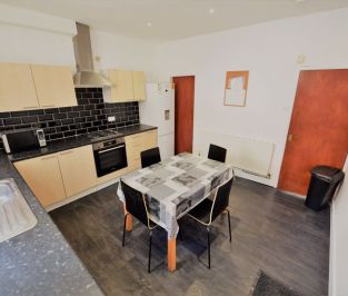 3 bedroom House in Burley Lodge Terrace Bed, Leeds - Photo 2