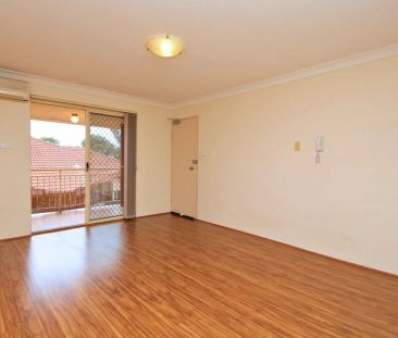 WELL PRESENTED 2-BEDROOM APARTMENT CLOSE TO TRANSPORT! - Photo 4