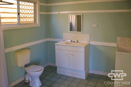 COMFORTABLE FAMILY HOME - Photo 5