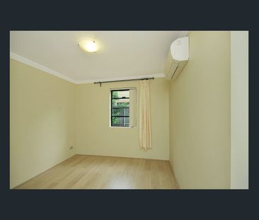 Convenient Townhouse - Photo 4