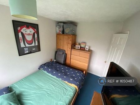 3 bedroom flat to rent - Photo 4