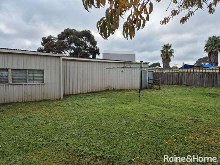 2 Sturt Road, Melton South, VIC 3338 - Photo 5