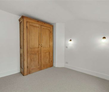A charming cottage in the heart of Farnham town centre with a priva... - Photo 4