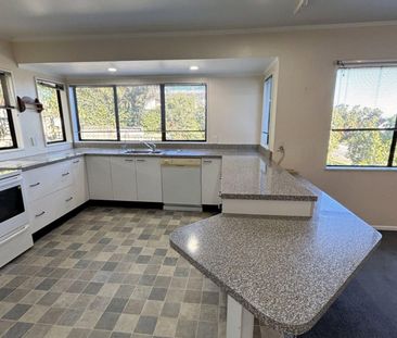 Waikanae - 3 Bedrooms - Photo 2