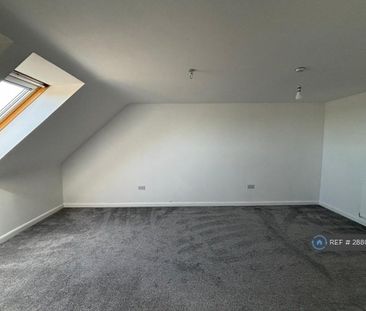 4 bedroom semi-detached house to rent - Photo 2