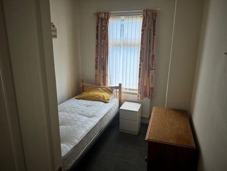 1 bedroom in a house share to rent - Photo 2