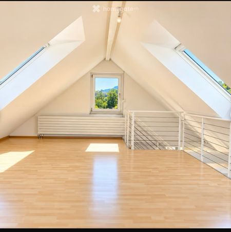Lichtdurchflutete 2.5-Zimmer-Dachwohnung mit Galerie - Foto 3