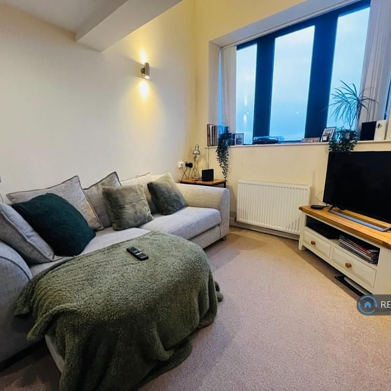 2 bedroom flat to rent - Photo 1