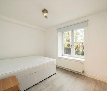 3 bedroom flat to rent - Photo 6