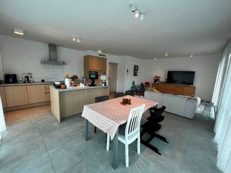 Heel erg rustig gelegen gelijkvloers appartement (BJ 2023) met twee slaapkamers en carport. - Photo 2