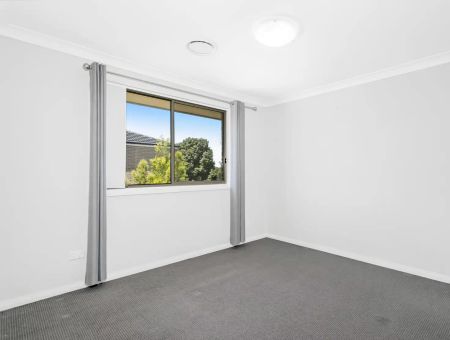 “Stunning 3-Bedroom Family Home!” - Photo 2