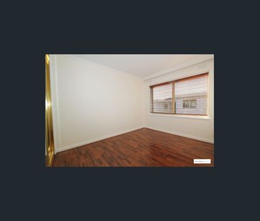 This top-floor, light-filled 1-bedroom apartment is located in the ... - Photo 6