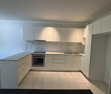 Stylish 2-Bedroom Apartment in Marrickville with Lock-Up Garage - Photo 3