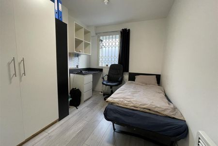 3 bedroom flat to rent - Photo 2