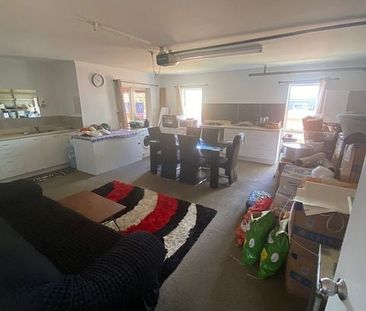 Charming 4BR Home in Pukekohe! - Photo 1