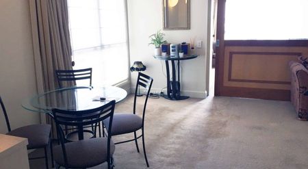 Spacious Bedroom in CBD - Photo 2