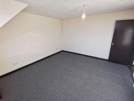 3 bedroom flat to rent - Photo 3