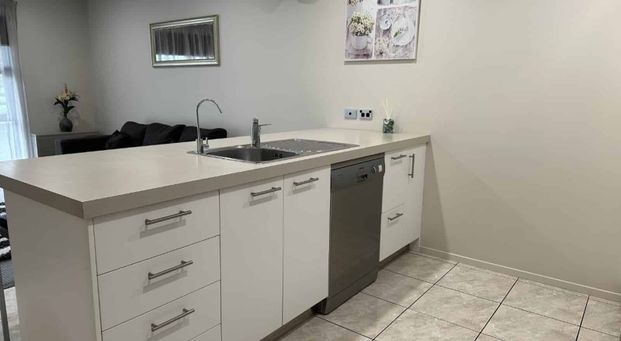 Immaculate, Fully Furnished One Bedroom Flat - Photo 1