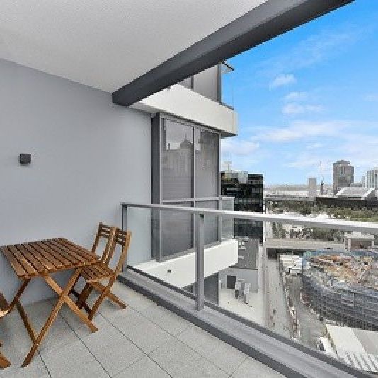 Unbeatable location from amazing unfurnished Darling Harbour apartment - Photo 1