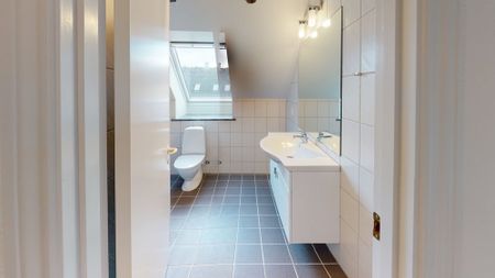 Moderniseret taglejlighed med fine detaljer - Photo 2