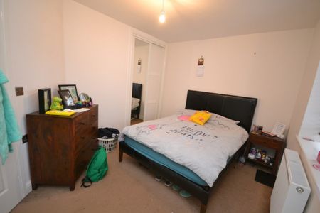 2 bed Flat for Rent - Photo 3