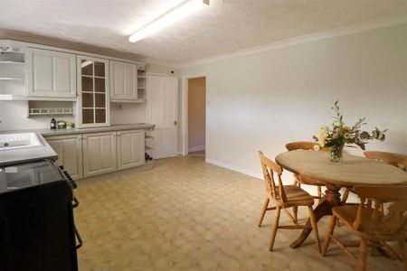 3 bedroom semi-detached house to rent - Photo 4