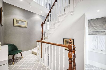 An outstanding period home offering immaculately-presented accommodation on the ever-popular Westover Road. - Photo 2