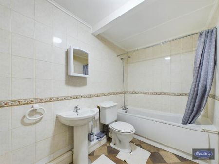3 bedroom flat to rent - Photo 5