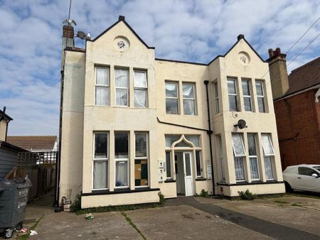 3 bedroom flat to rent - Photo 3