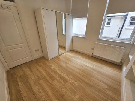 2 bedroom flat to rent - Photo 2