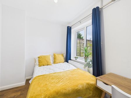 4 bedroom terraced house to rent - Photo 3