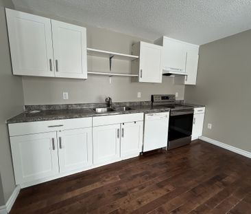 For Lease - 11 Chaucer Crescent, Barrie, Ontario - Photo 4