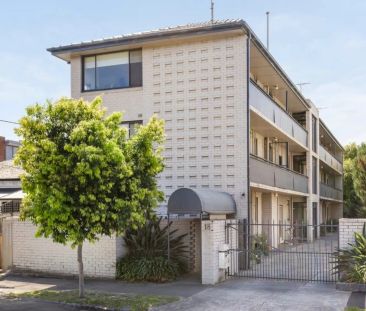 Light-Filled One-Bedroom in a Prime Elwood Location - Photo 1