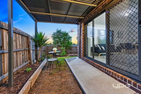 MODERN & CLOSE TO THE STATION - Photo 5