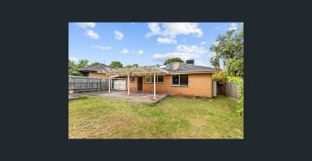 Charming Family Home in Blackburn South - Photo 3