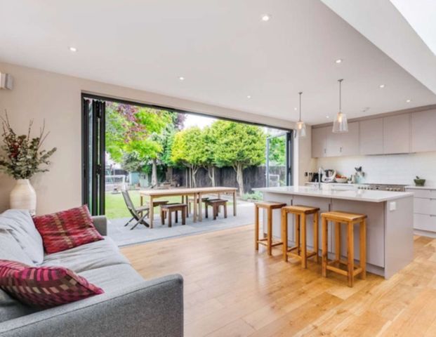 A stunning 6 Bedroom shared home with indoor / outdoor living - Photo 1