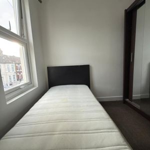 Room in a Shared House, Glenny Road, IG11 - Photo 3