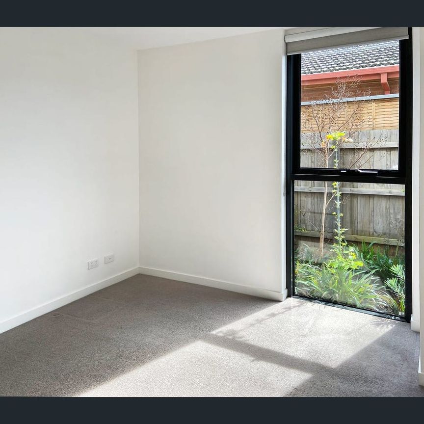 Modern Apartment with Private Courtyard in the Heart of Carnegie - Photo 1