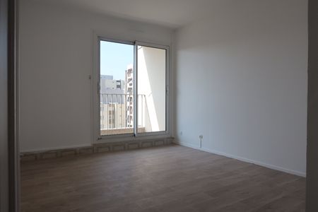 Location Appartement 5 pièces 87m² ST ETIENNE 42000 - Photo 3