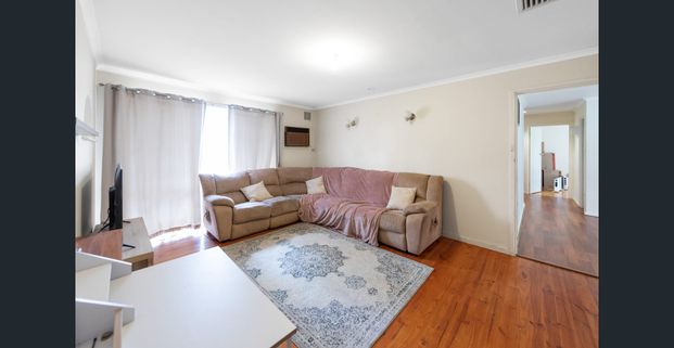 3 BEDROOM FAMILY HOME - Photo 1