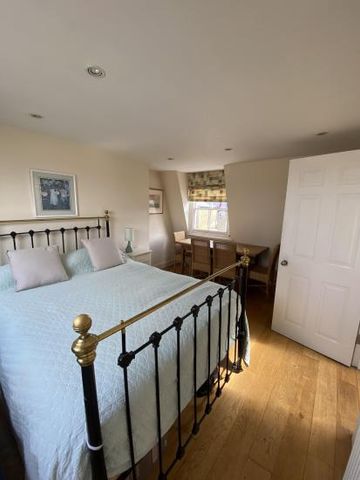 Spacious & light double room. Large family home close to Clapham South and Clapham Junction - Photo 2