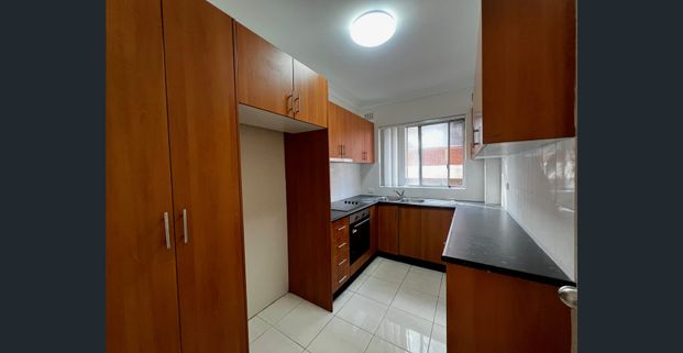 2 bedroom unit 5 minutes from train station - Photo 1