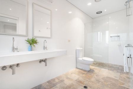 Large fantastic family home! - Photo 2