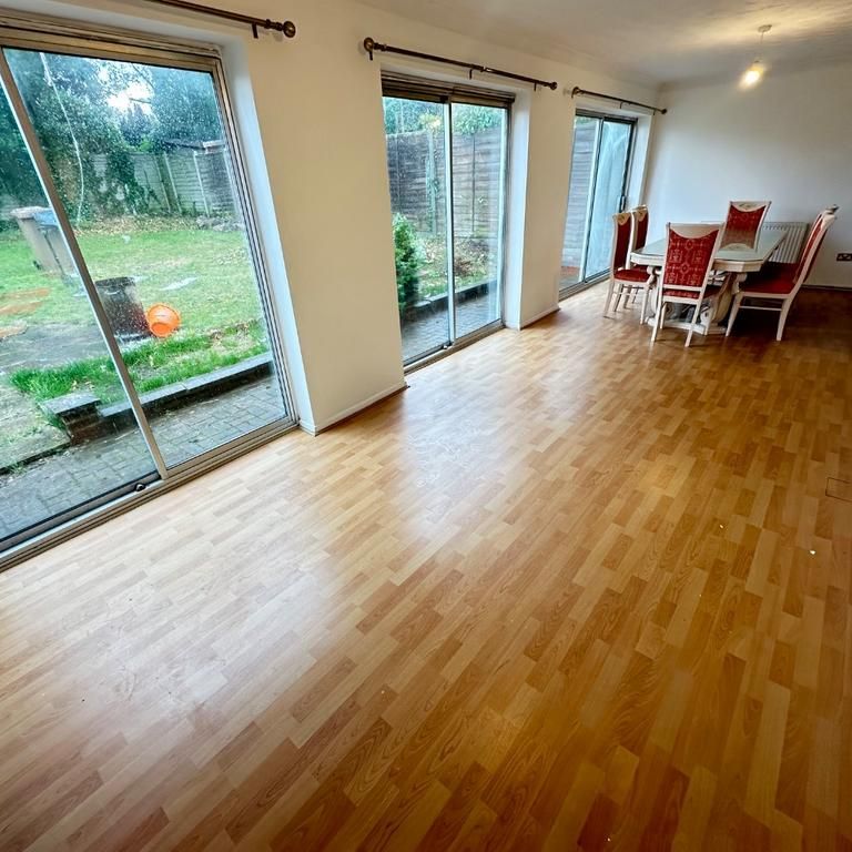4 bedroom detached house to rent - Photo 1
