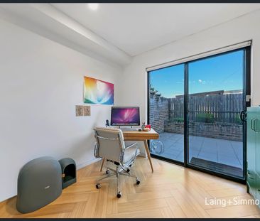 Modern Light-Filled Apartment with Space, Style & Connectivity - Photo 5