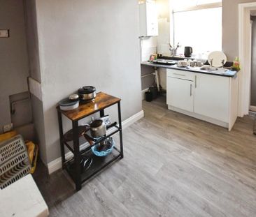 2 bedroom end of terrace house to rent - Photo 5